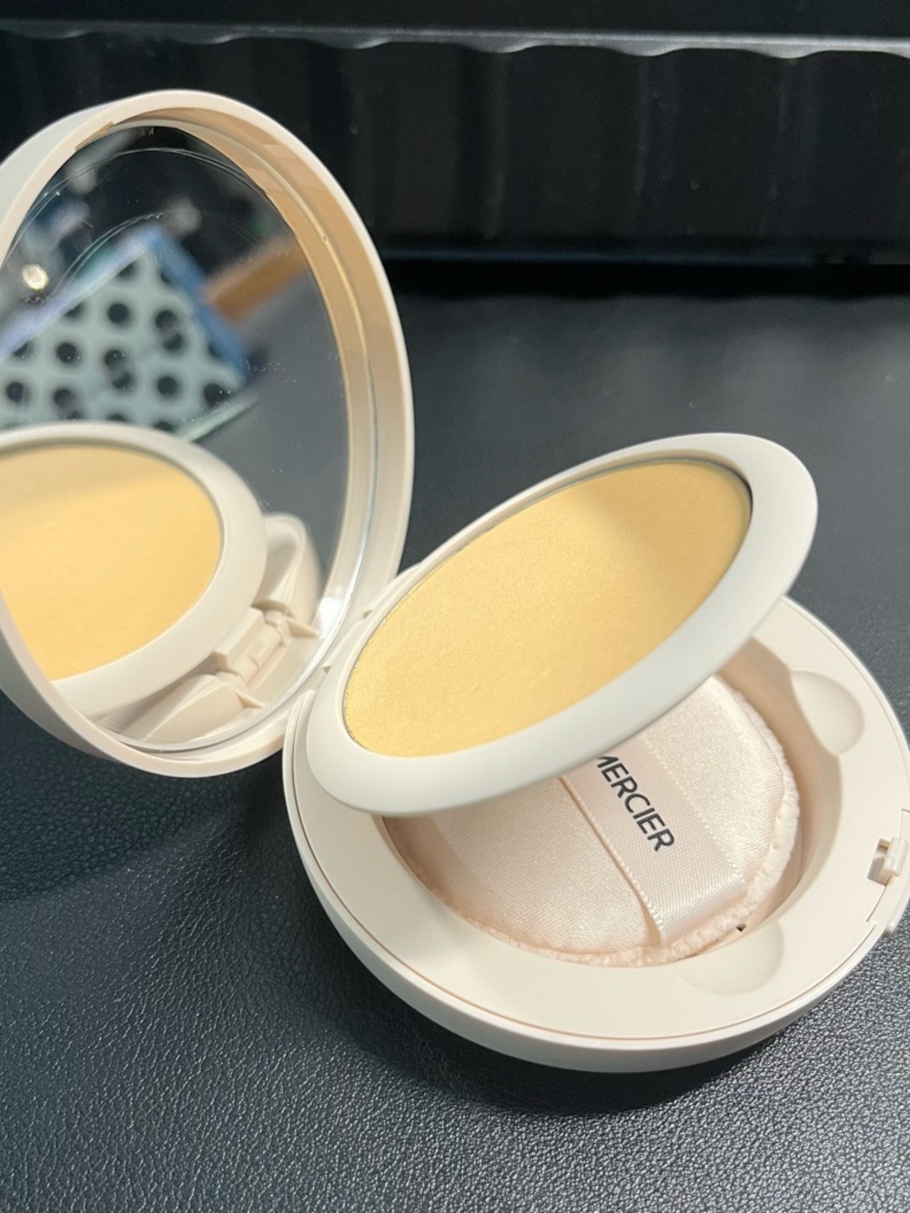 Laura Mercier Translucent Pressed Setting Powder - Translucent Honey. - Picture 5 of 6